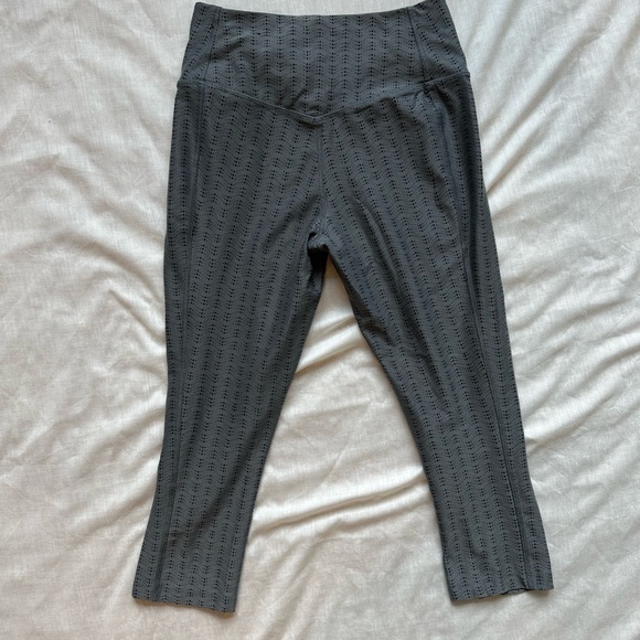 Nike Dri-Fit 3/4 Leggings Legend Pant in Gray and Black Wave Dot Design XS - Picture 7 of 7